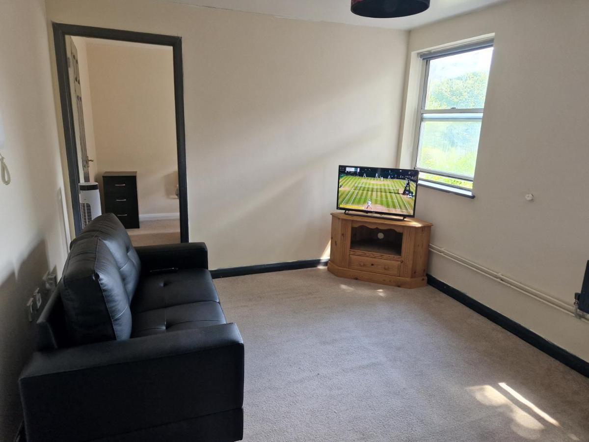 Maidstone Heights III - 1 Bedroom In Maidstone! Bagian luar foto